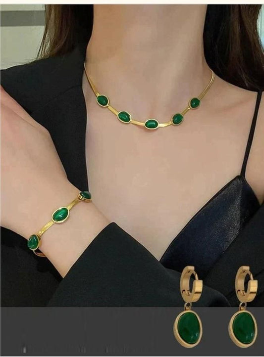 Halskettenset mit ovalem grünem Kristallanhänger und Armband