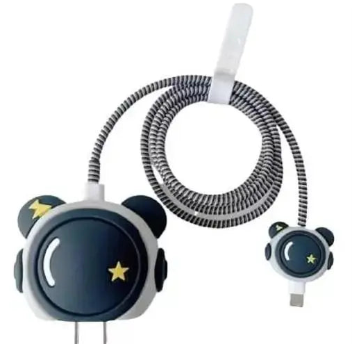 NJ iPhone-Ladegerät-Abdeckung für 18 W-20 W Ladeadapter mit Spiralkabel-Schutzhülle, süße Schutzhülle im 3D-Cartoon-Design für iPhone-Ladegerät 18 W/20 W (Astronautenschwarz)